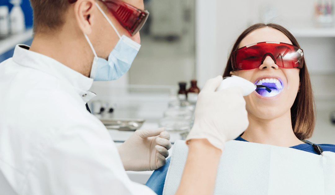 ¿Qué es un blanqueamiento dental? Así puedes conseguir una sonrisa perfecta y luminosa