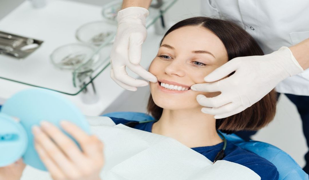 ¿A qué se debe la retracción de encías? Todo lo que debes saber