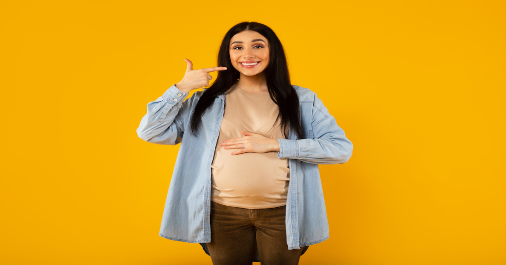 mujer embarazada mostrando su sonrisa cuidada y sana