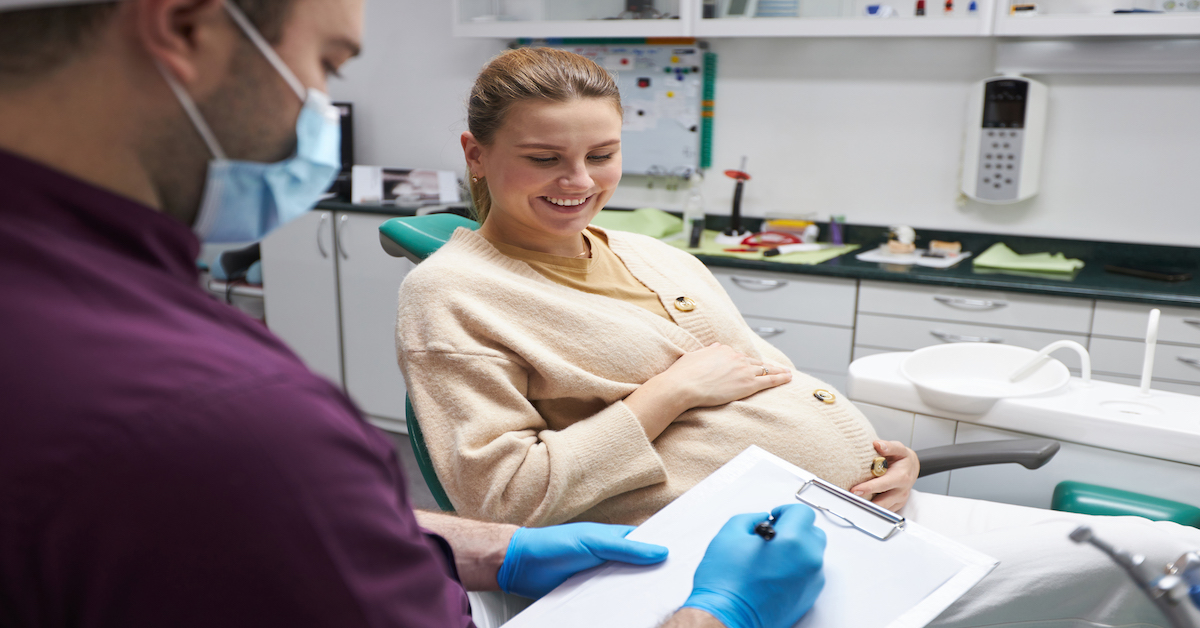 mujer embarazada durante revisión dentista