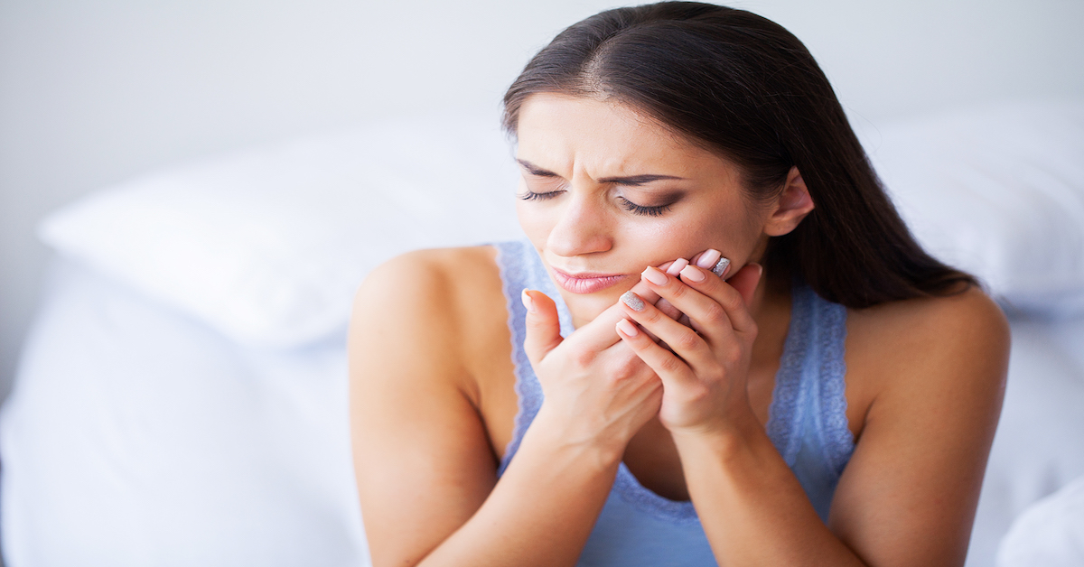 mujer experimentando dolor por periimplantitis